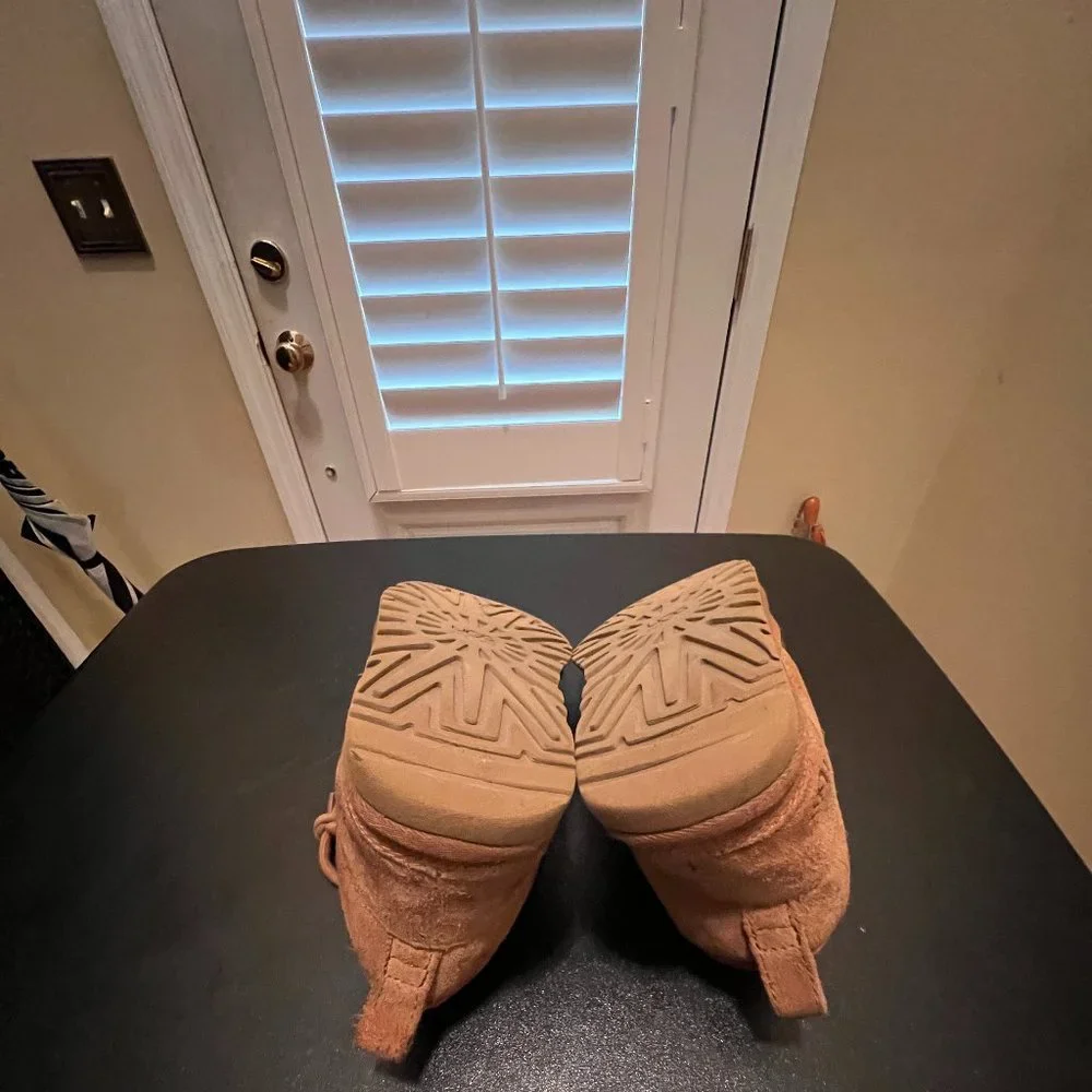 Ugg size 5 boots 3236 tan